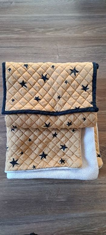 Kit nomade couverture polaire matelassée et tapis à langer assorti