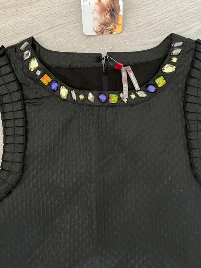 superbe robe avec perles au niveau de l’encolure noir métallique 14 ans Neuve - photo numéro 3