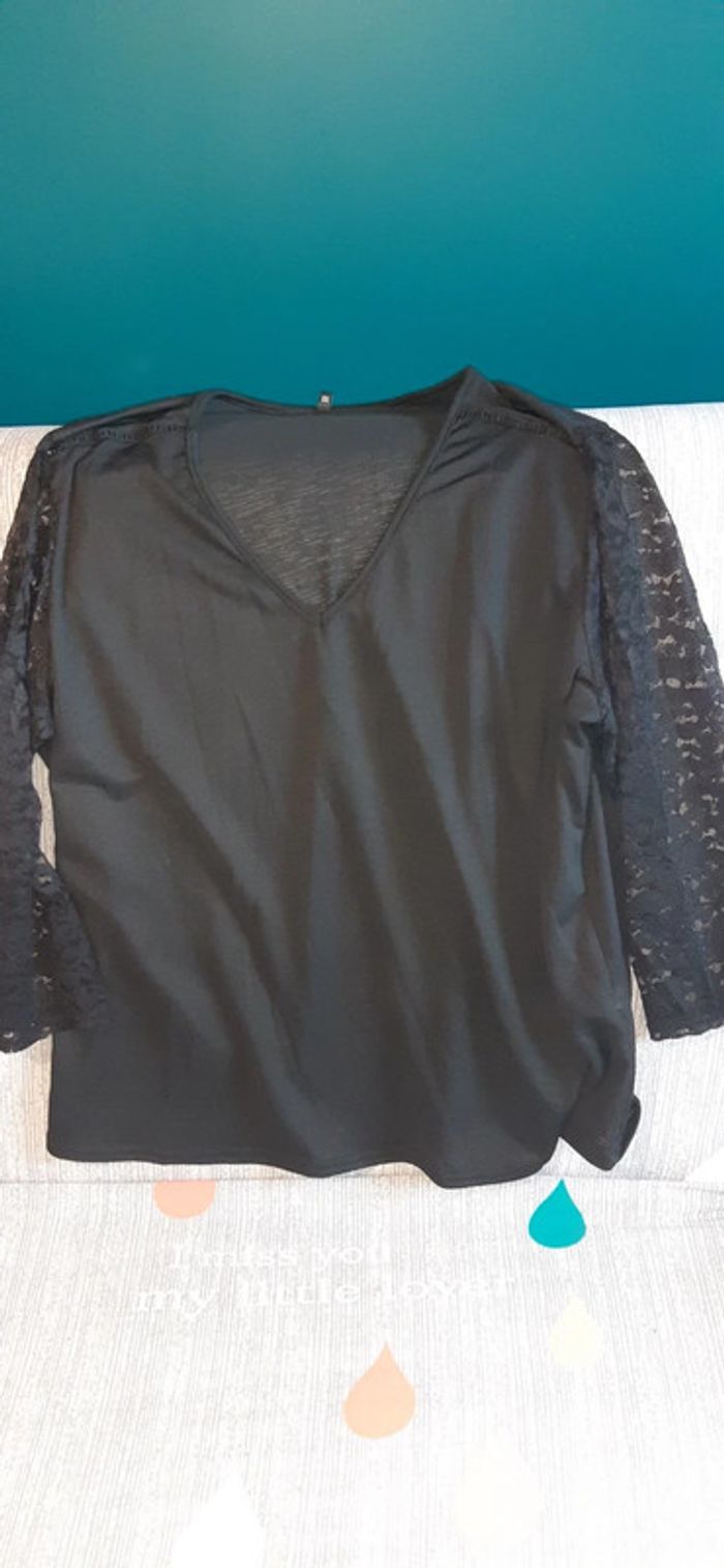T shirt manche longue légèrement transparent et bras en dentelle