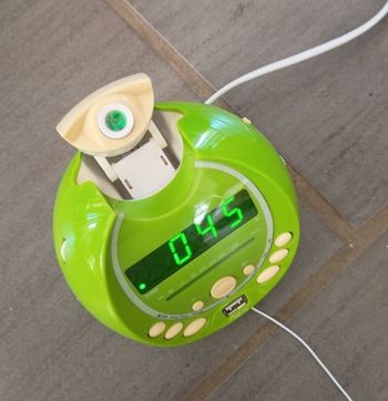 Radio-réveil avec projection de l'heure