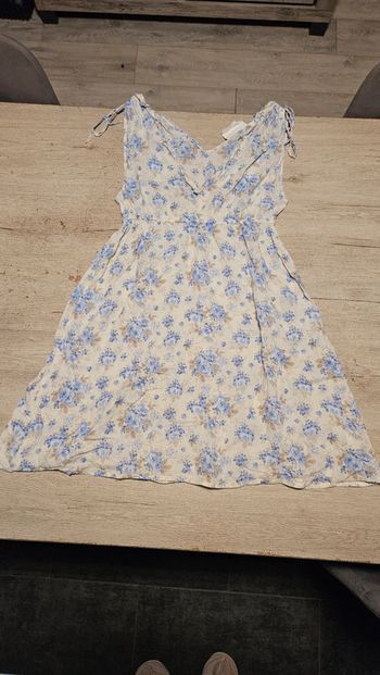 Robe d été légère avec manches rétractables, beige avec fleurs bleu clair, H&M LOGG, 38, nickel