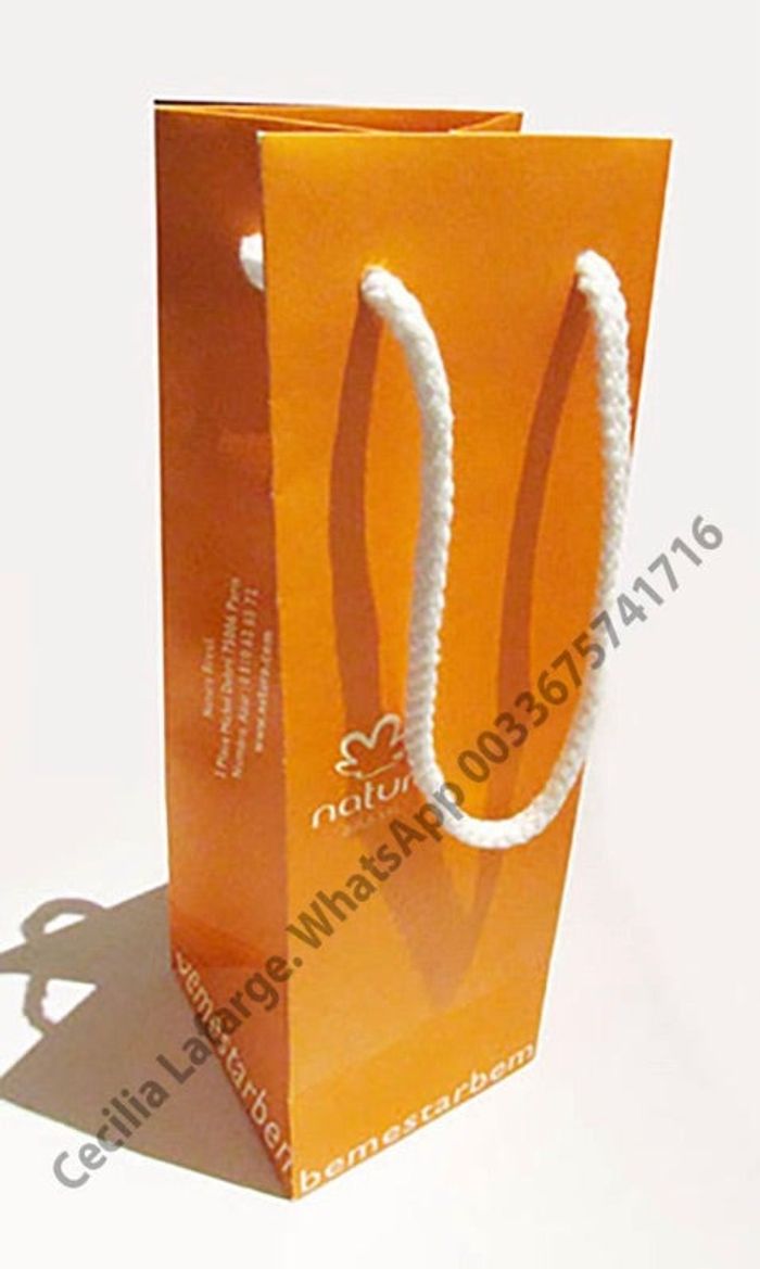 Un sac orange emballage Natura Brasil