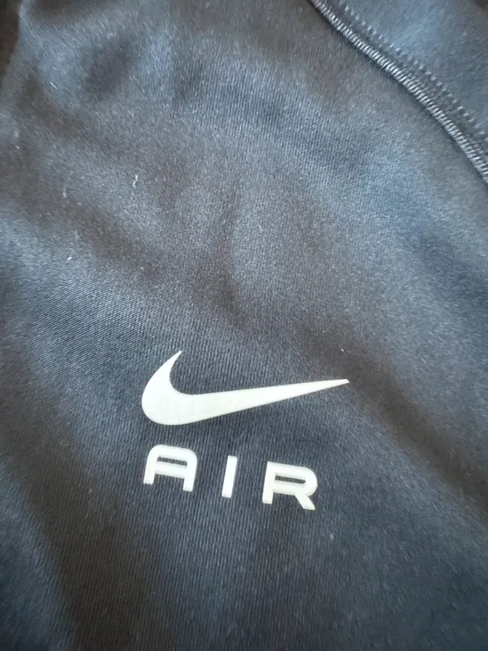 Veste nike air bon état mais il y a quelques traces, taille S - photo numéro 5
