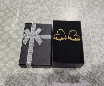 BOUCLES D'OREILLES COEURS INSCRIPTION PLAYBOY DORE ! NEUF !