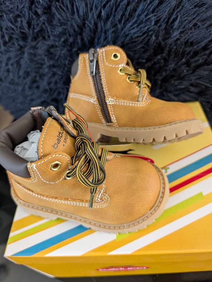 Bottines garçon. Taille 21. Neuf - photo numéro 3