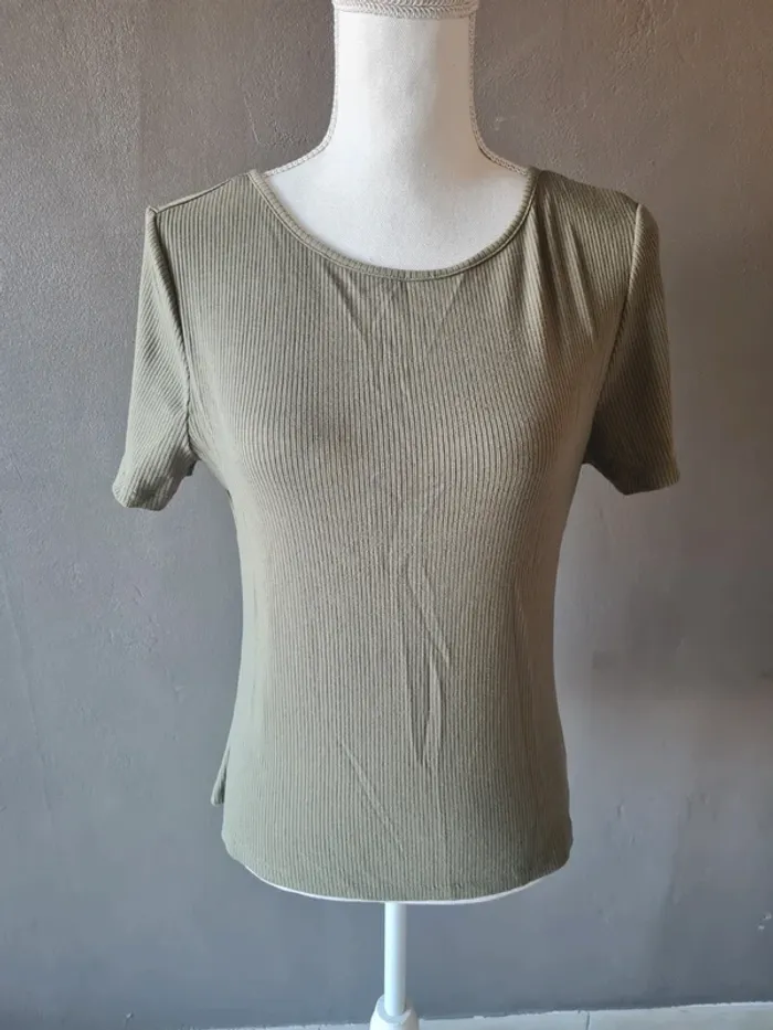 T-shirt côtelé kaki dentelle dans le dos - photo numéro 2