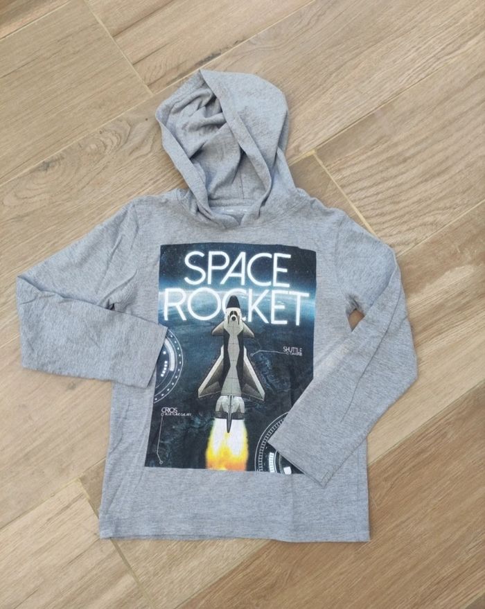 T.shirt capuche très bon état 8 ans - photo numéro 1