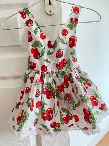 Robe à motif et gilet blanc