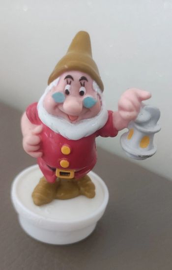 figurine prof sur socle smarties (disney) 7 nains