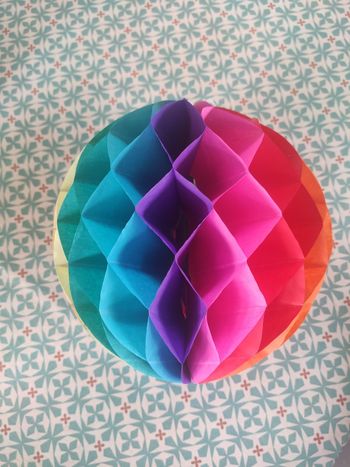 2 boules en papier pliable multicolore