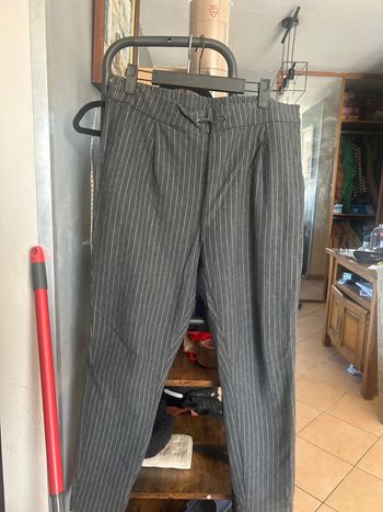 Pantalon chino gris à fines rayures blanches