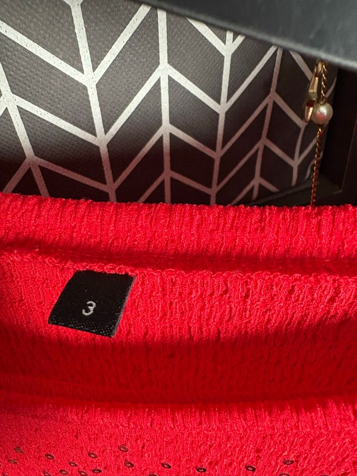 Haut rouge avec sequins et noeud