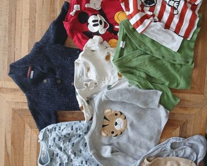 Un carton de vêtements pour garçon en taille 12 mois - photo numéro 4