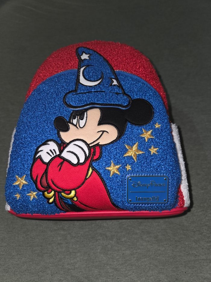 Sac à dos Loungefly Polaire logo Mickey Sorcier Disneyland Paris +1 goodies Disney offert - photo numéro 3