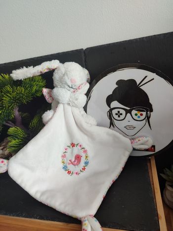 Doudou Peluche Lapin blanc Mouchoir oiseau Pommette Fleur cercle rose bleu Plat