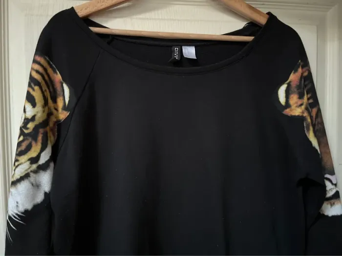 Sweat-shirt  noir motif Tigre - bon état - photo numéro 8
