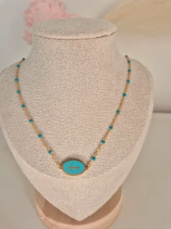 Collier style gigi dorée en acier inoxydable
🌸 perles bleu avec médaille croix