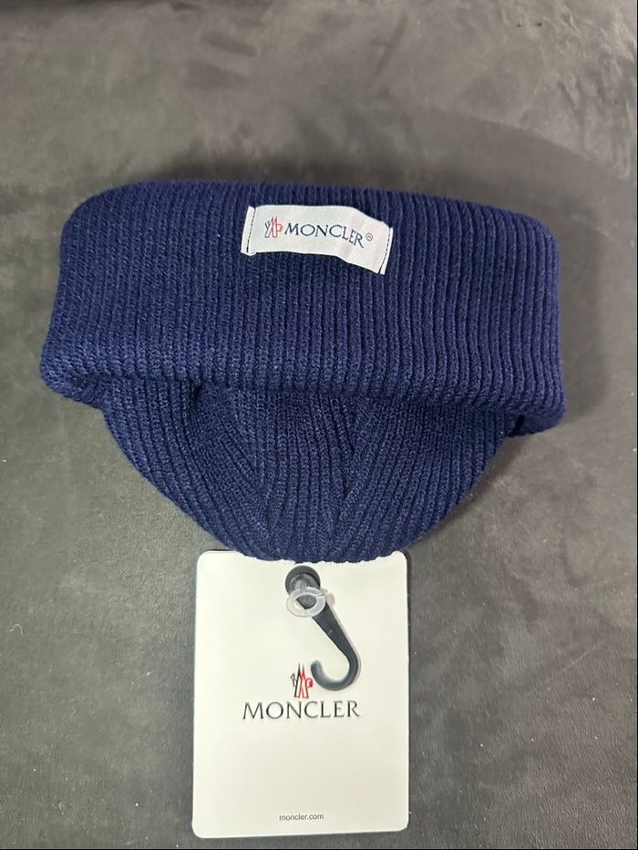 Bonnet Moncler – Bleu Marine Logo Blanc - photo numéro 3