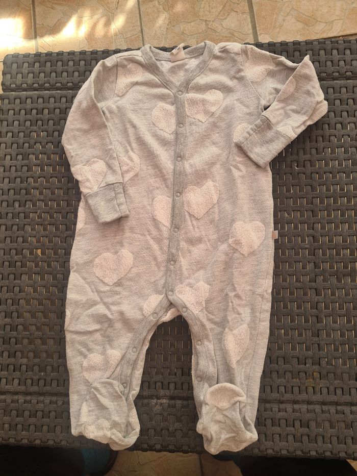 Pyjama. Bébé.  9 / 12 mois. Gris cœur blanc. GAP baby