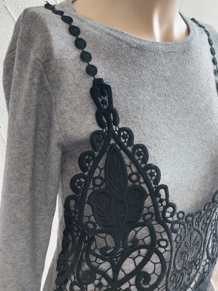 Pull gris avec dentelle noire - photo numéro 4