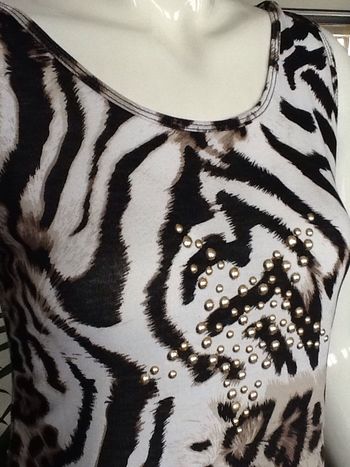 Top animalier avec rivets dorés