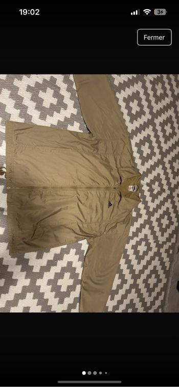 Veste adidas très bonne état une petite tache derrière voir sur la photo taille 48