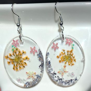 🌼 Boucles d’oreilles rondes fleurs séchées & paillettes – Résine bohème et lumineuse