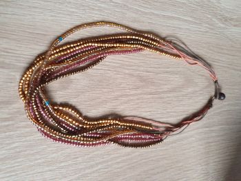Collier de perles dans les tons marron