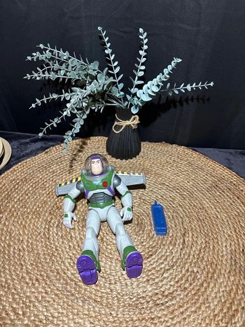 Buzz l’éclair articulée jet pack parlante avec traînée de vapeur 30cm
