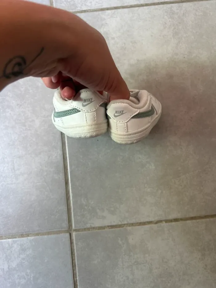 Baskets bébé Nike taille 17 - photo numéro 4