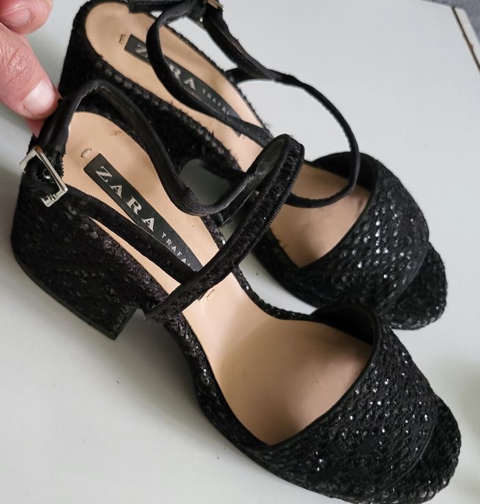 Sandales noires pour femmes Zara Taille 39 État comme neuf (Zara trafaluc) 
 
Prix : 20 euros 

Remise en main propre possible a Rueil-Malmaison (Secteur place besche) 

#zara#zarawoman#zarafashion#zaraaddicted#sandales#sandale#noir#classe#paillette#fêtes - photo numéro 3