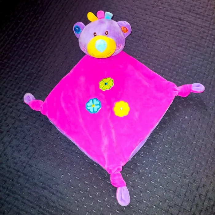 Doudou ours grelot dans la tête rose, violet spirale CP International