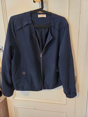 Veste courte bleue à petit pois blanc