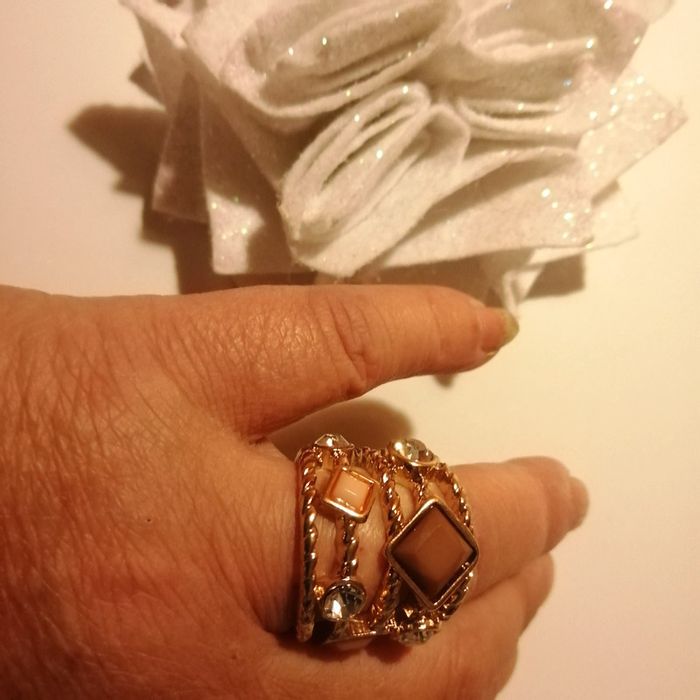 🌸Bague dorée multi-rangs sertie de cristaux Neuve T. 57🌸 - photo numéro 2