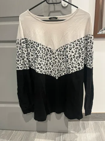 Pull blanc et noir léopard
