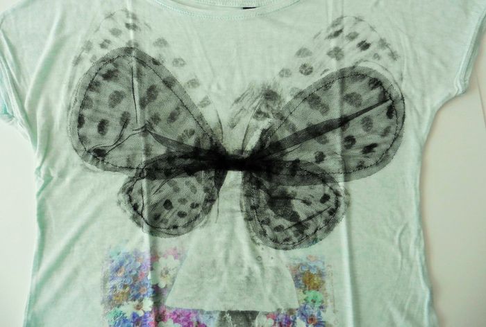 T-shirt vert imprimé fée. Ailes en voile noir effet papillon. Pimkie. Taille 38 - photo numéro 2