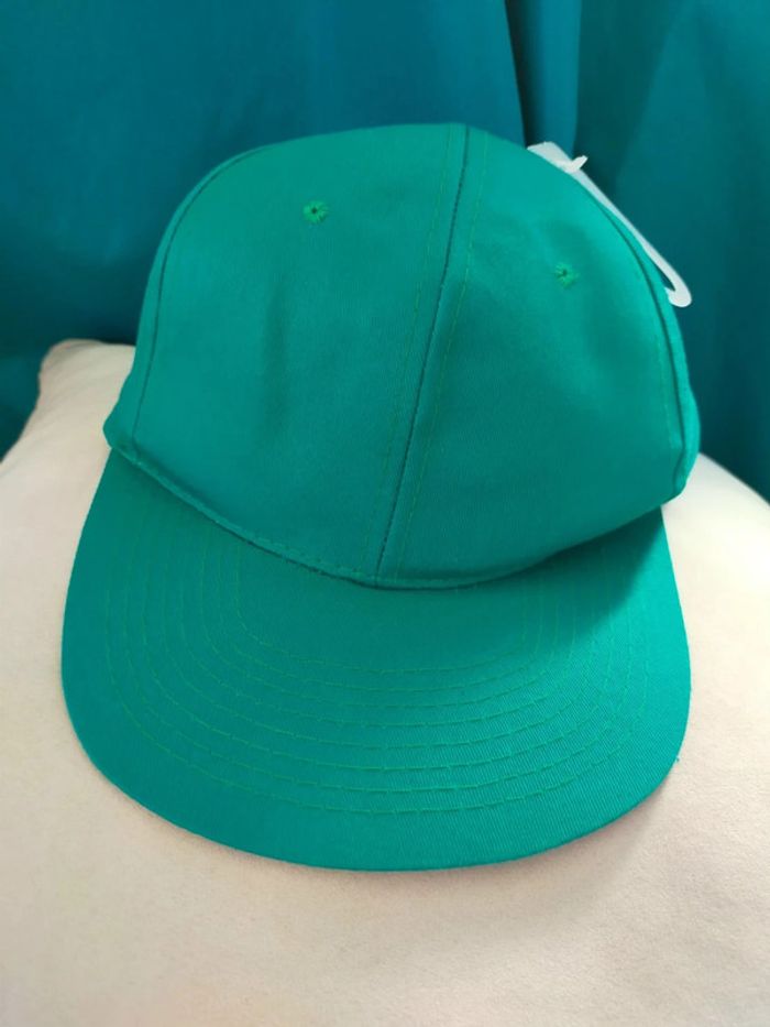 Casquette verte unie – style basique et moderne