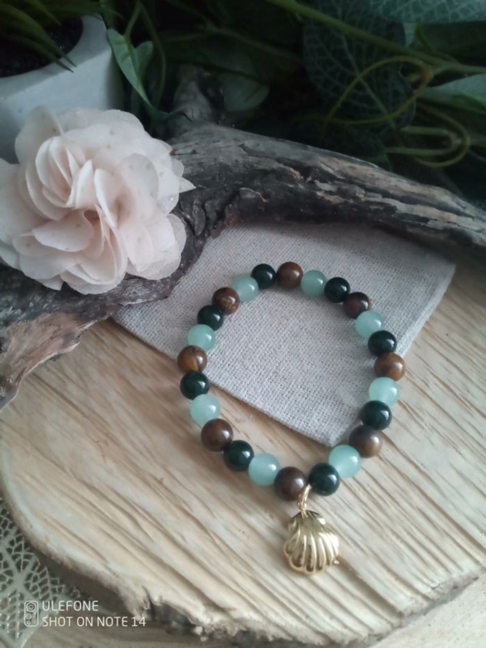 Bracelet en pierres avec coquillage doré