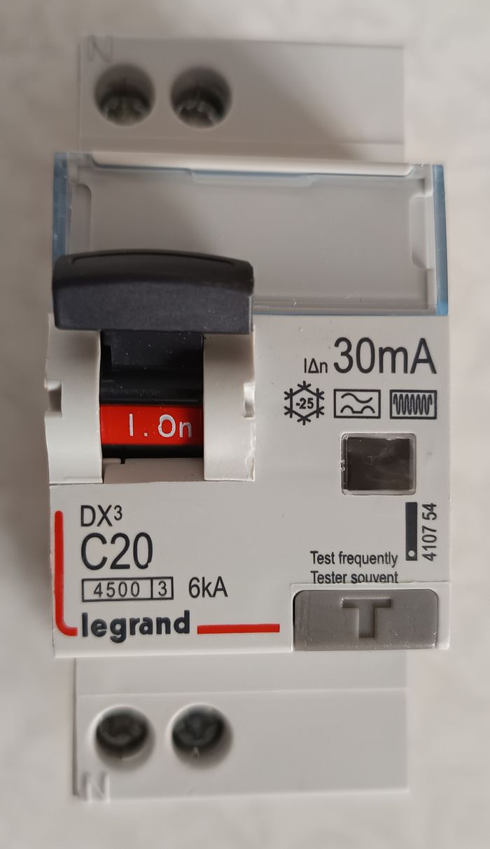 Disjoncteur différentiel DX3 vis U+N 230V C20/F 30mA courbe C 2 réf.410754