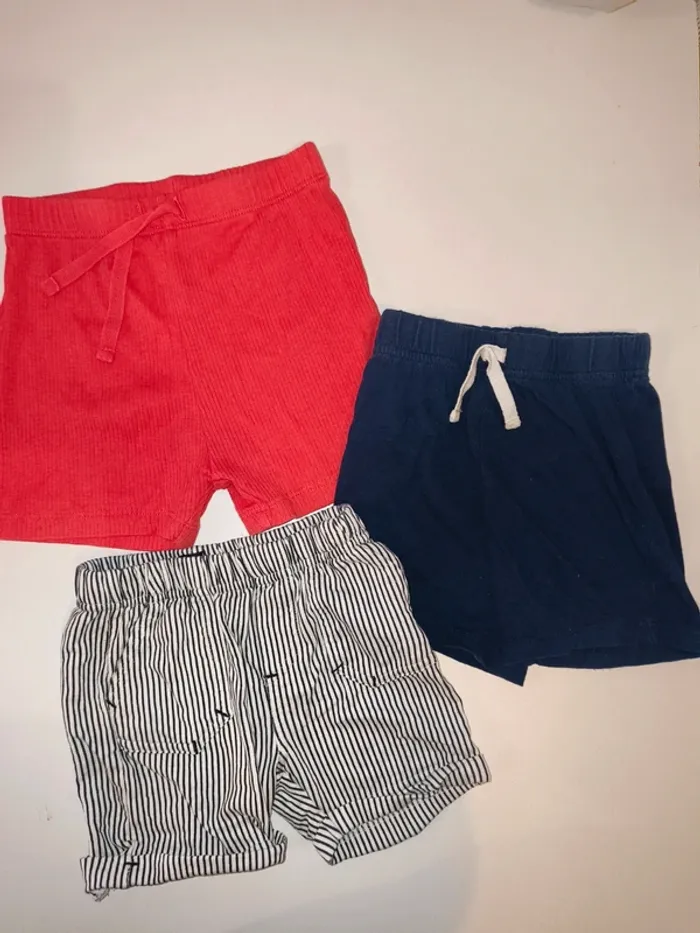 Lot de trois shorts légers état 12 mois différentes marques
