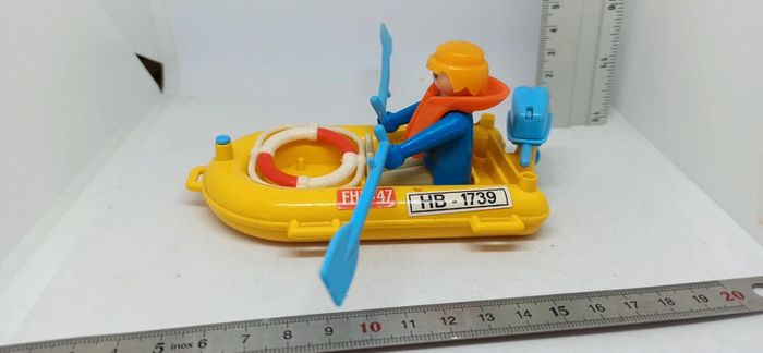 Petit bateau zodiaque jaune vintage avec homme et bouée de sauvetage playmobil - photo numéro 8