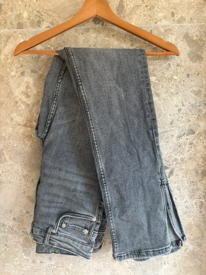 Jean gris Zara légèrement évasé et ouvert