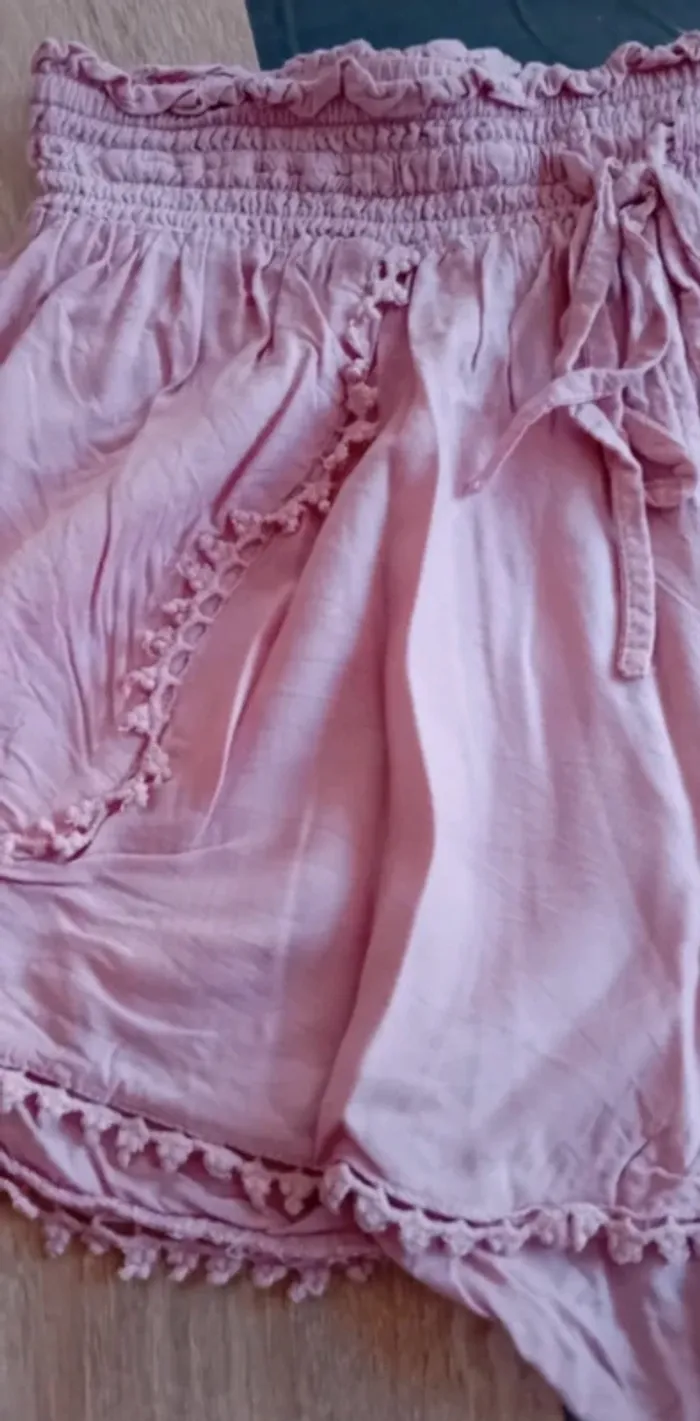 Joli petit short rose pâle léger taille 38 en très bon état - photo numéro 2