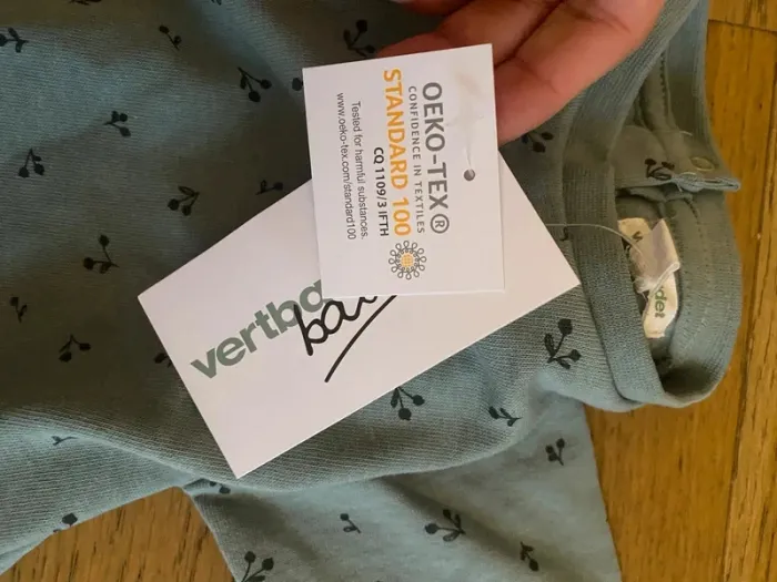 Sweat fin vert avec motif cerises 9 mois Vertbaudet neuf avec étiquette - photo numéro 4