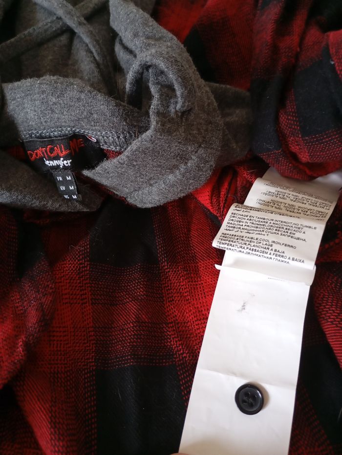 Chemise avec capuche et 2 poches . Taille M .Coton carreaux  rouge et noir . Jennyfer. État neuf - photo numéro 9
