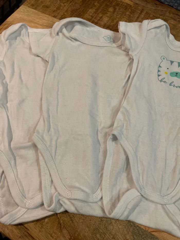 Lot 3 bodies taille 6 mois - photo numéro 3
