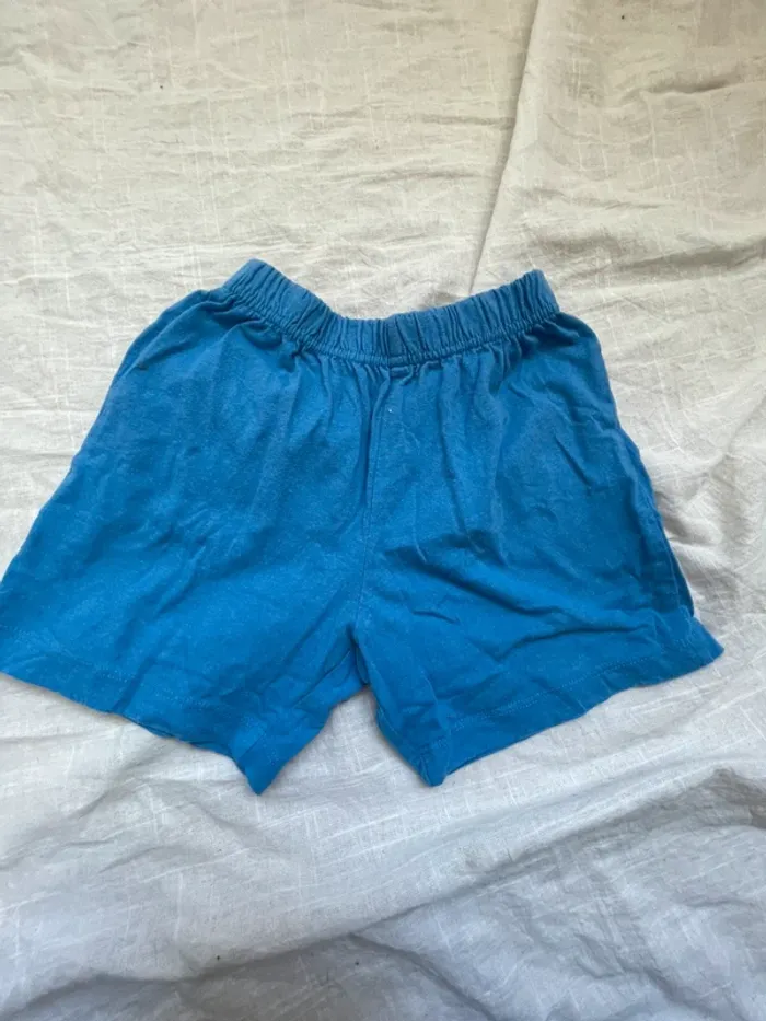 Lot vêtements garçon 4 ans – tee-shirts, pyjama + short Disney offert - photo numéro 18
