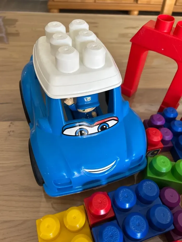 Voiture et ses cubes - photo numéro 3