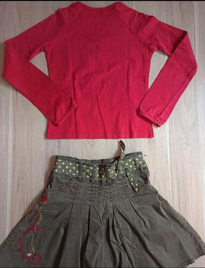 t-shirt rouge avec styliste et jupe plissée kaki broderie et breloques, jolis détails Marèse 10 ans - photo numéro 2