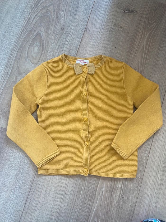 Gilet en maille jaune moutarde avec noeud paillette